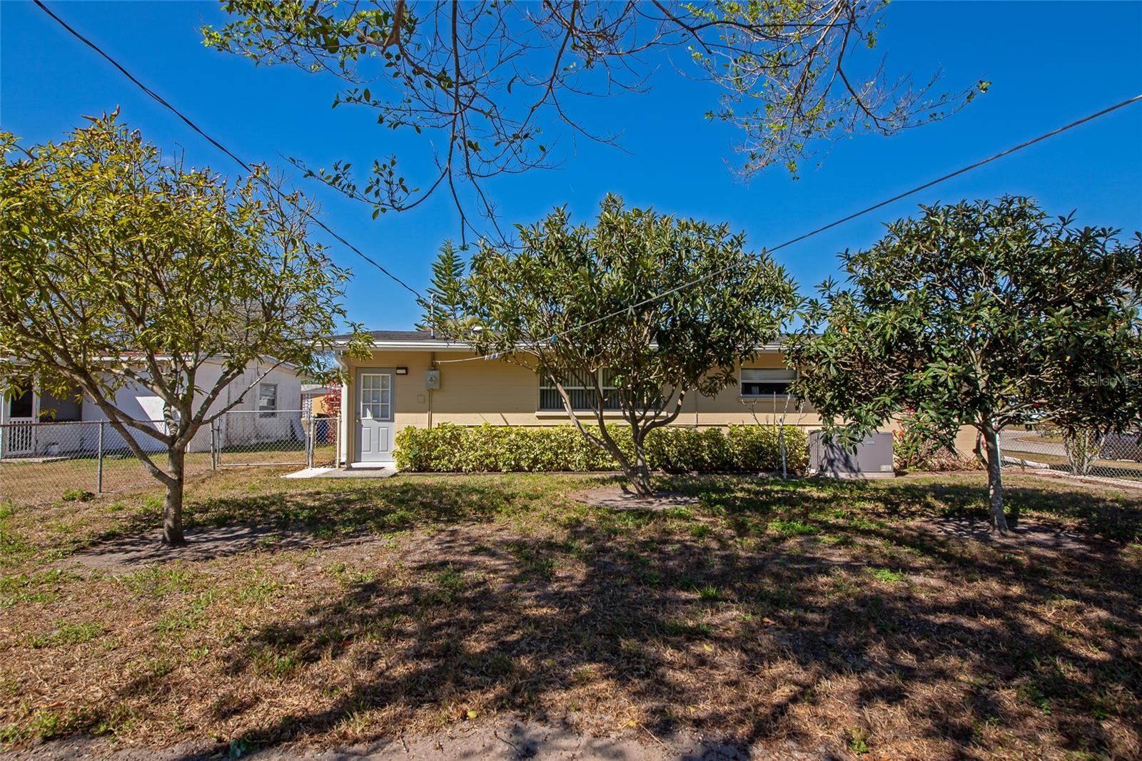 Listing photo id 32 for 5407 3rd Street W