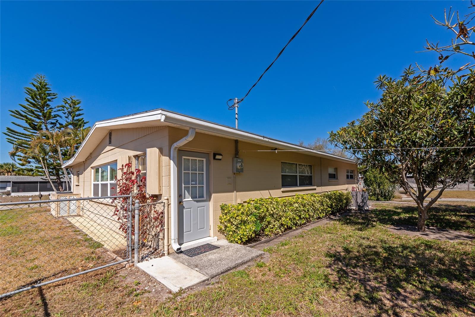 Listing photo id 34 for 5407 3rd Street W