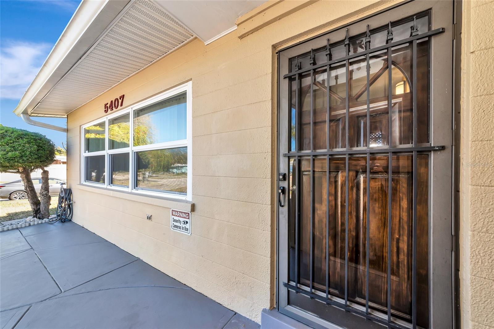 Listing photo id 2 for 5407 3rd Street W