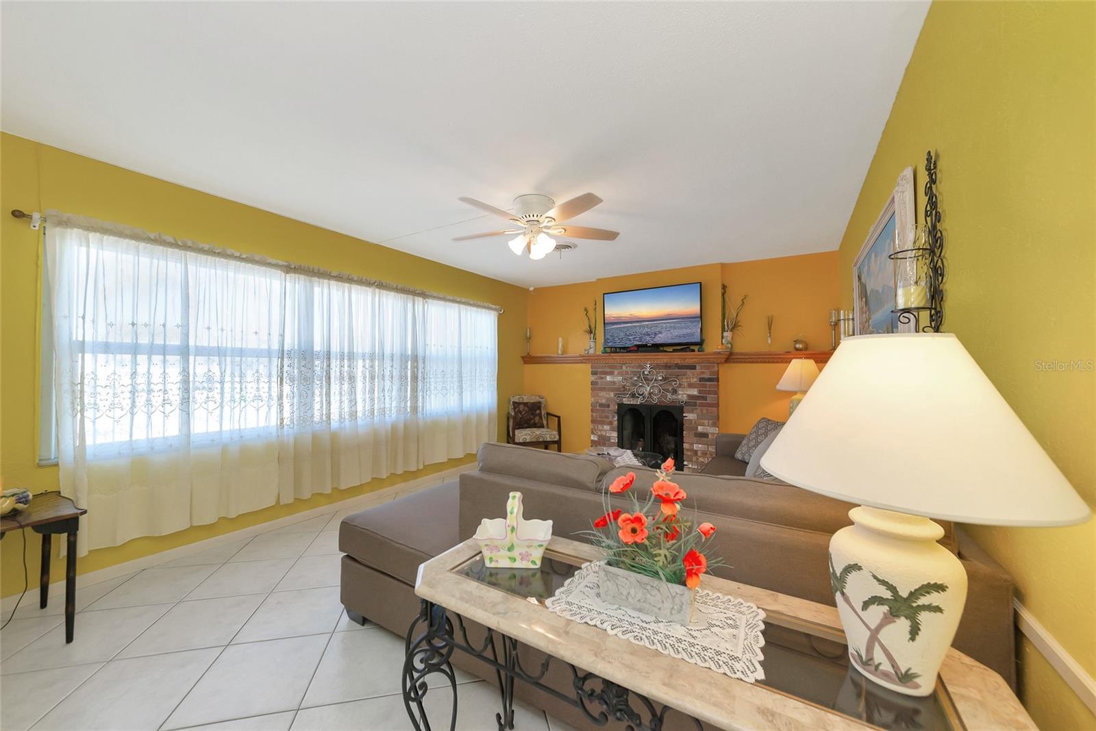 Listing photo id 4 for 5407 3rd Street W