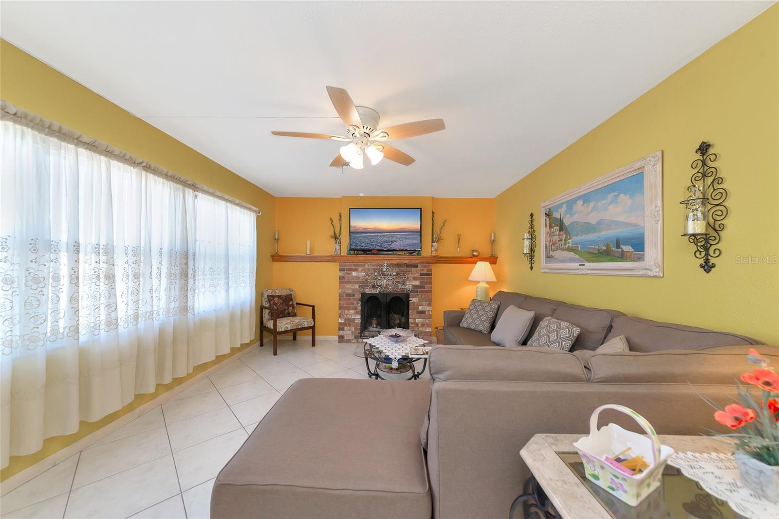 Listing photo id 5 for 5407 3rd Street W