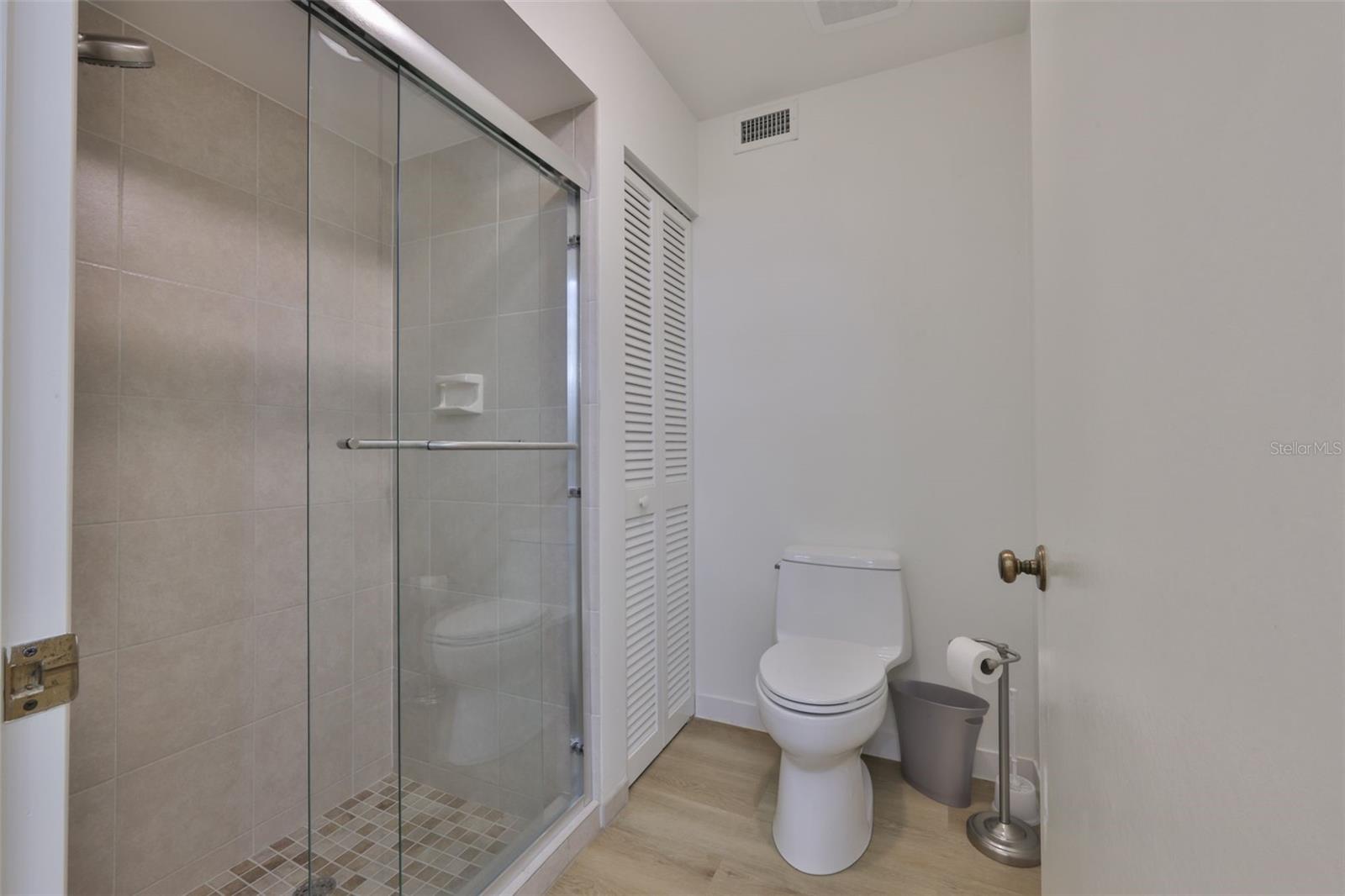 Image 20 of 33 For 597 Lakeside Drive 597