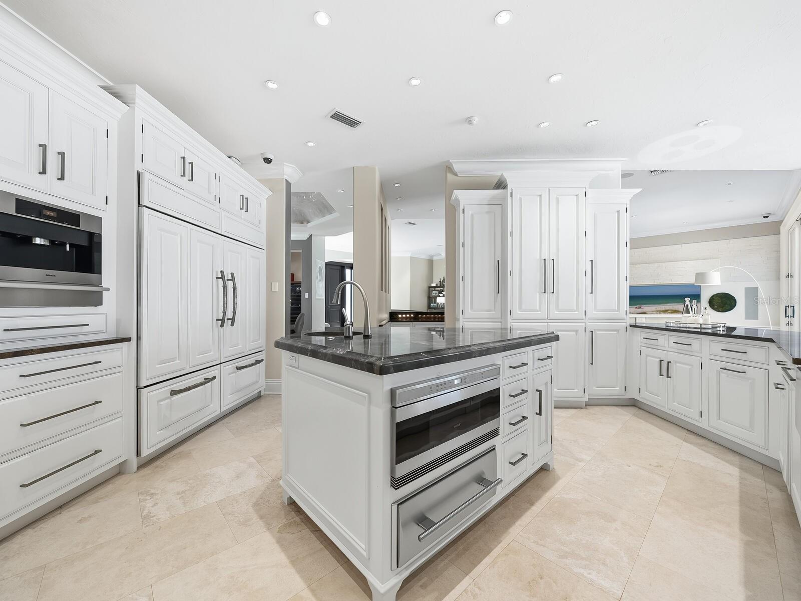 Listing photo id 11 for 1655 South Drive