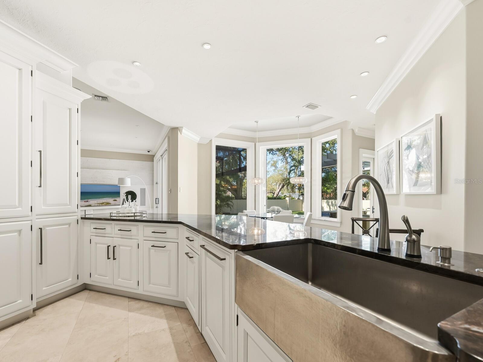 Listing photo id 13 for 1655 South Drive