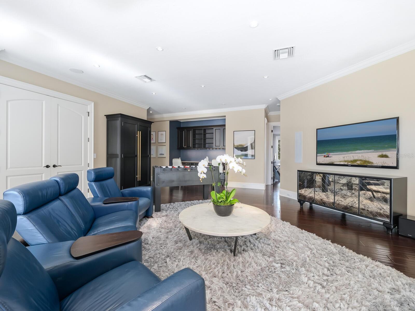 Listing photo id 22 for 1655 South Drive