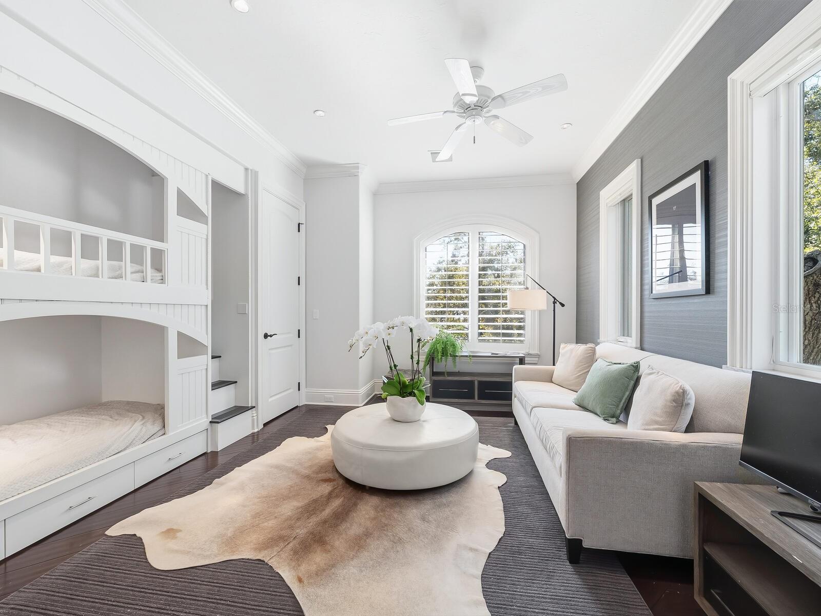 Listing photo id 23 for 1655 South Drive