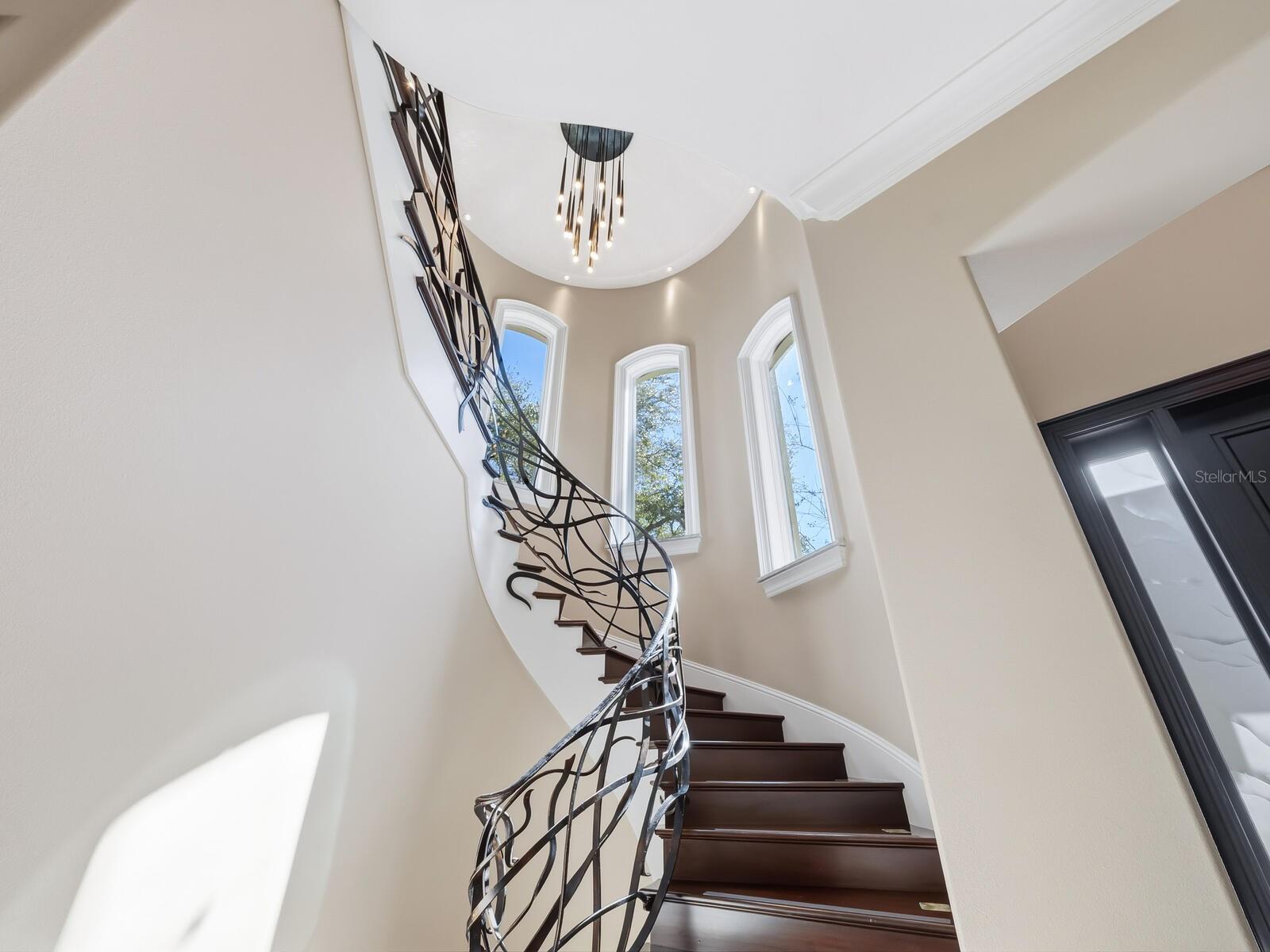 Listing photo id 2 for 1655 South Drive