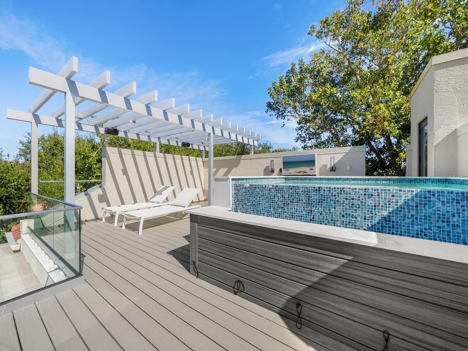 Listing photo id 38 for 1655 South Drive