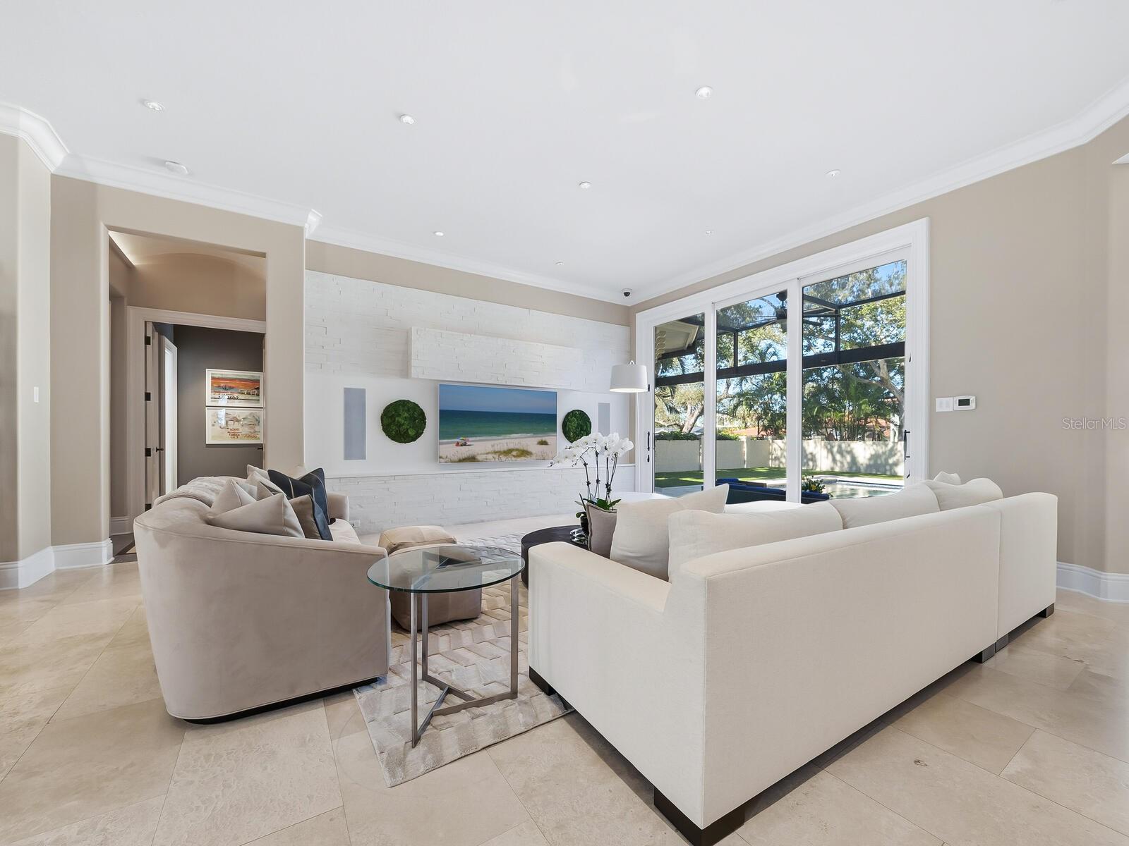 Listing photo id 6 for 1655 South Drive