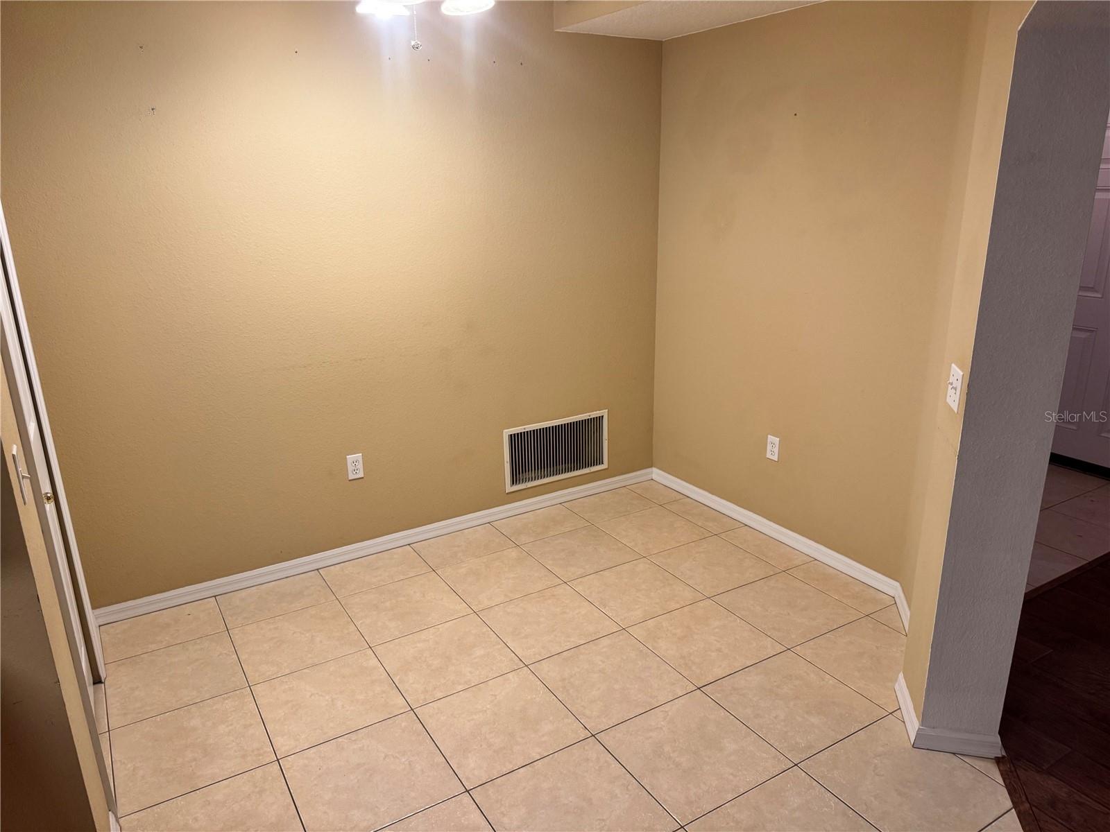 Image 10 of 30 For 6315 Rosefinch Court 101