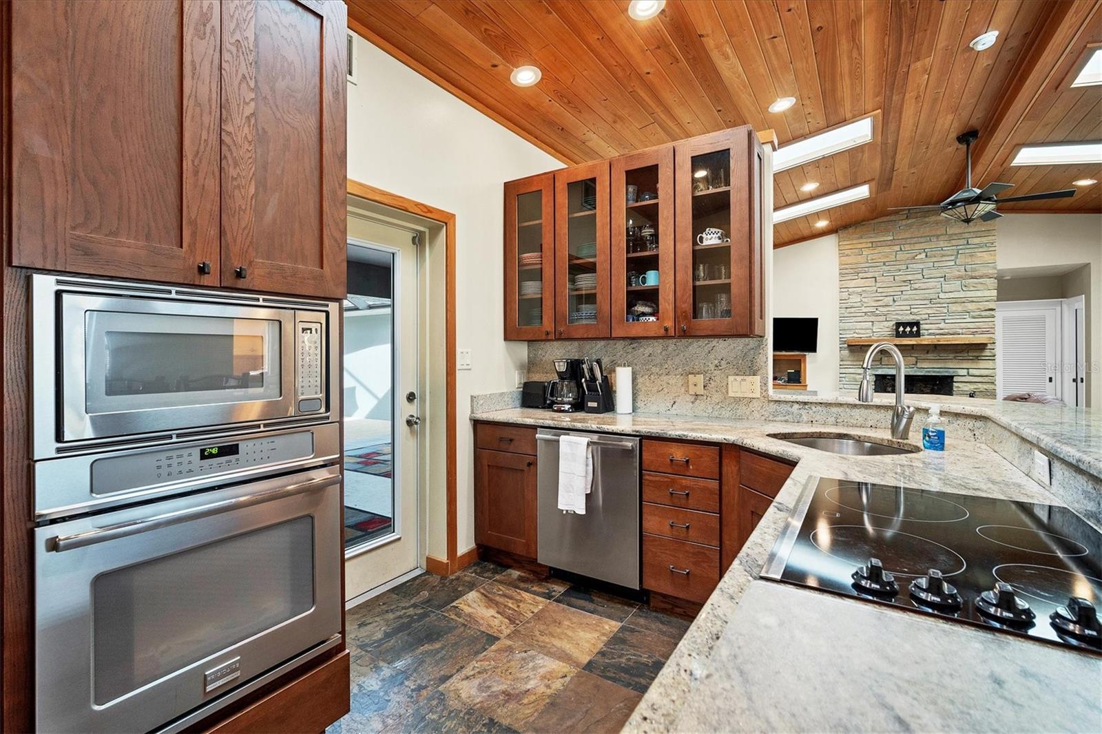 Image 10 of 45 For 416 Sunset Drive