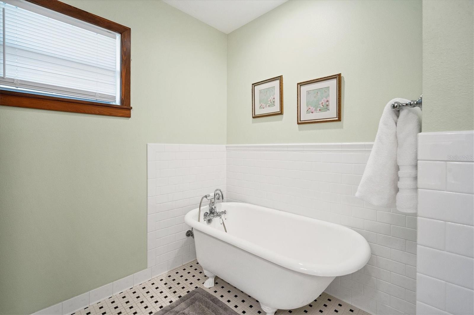 Image 18 of 45 For 416 Sunset Drive