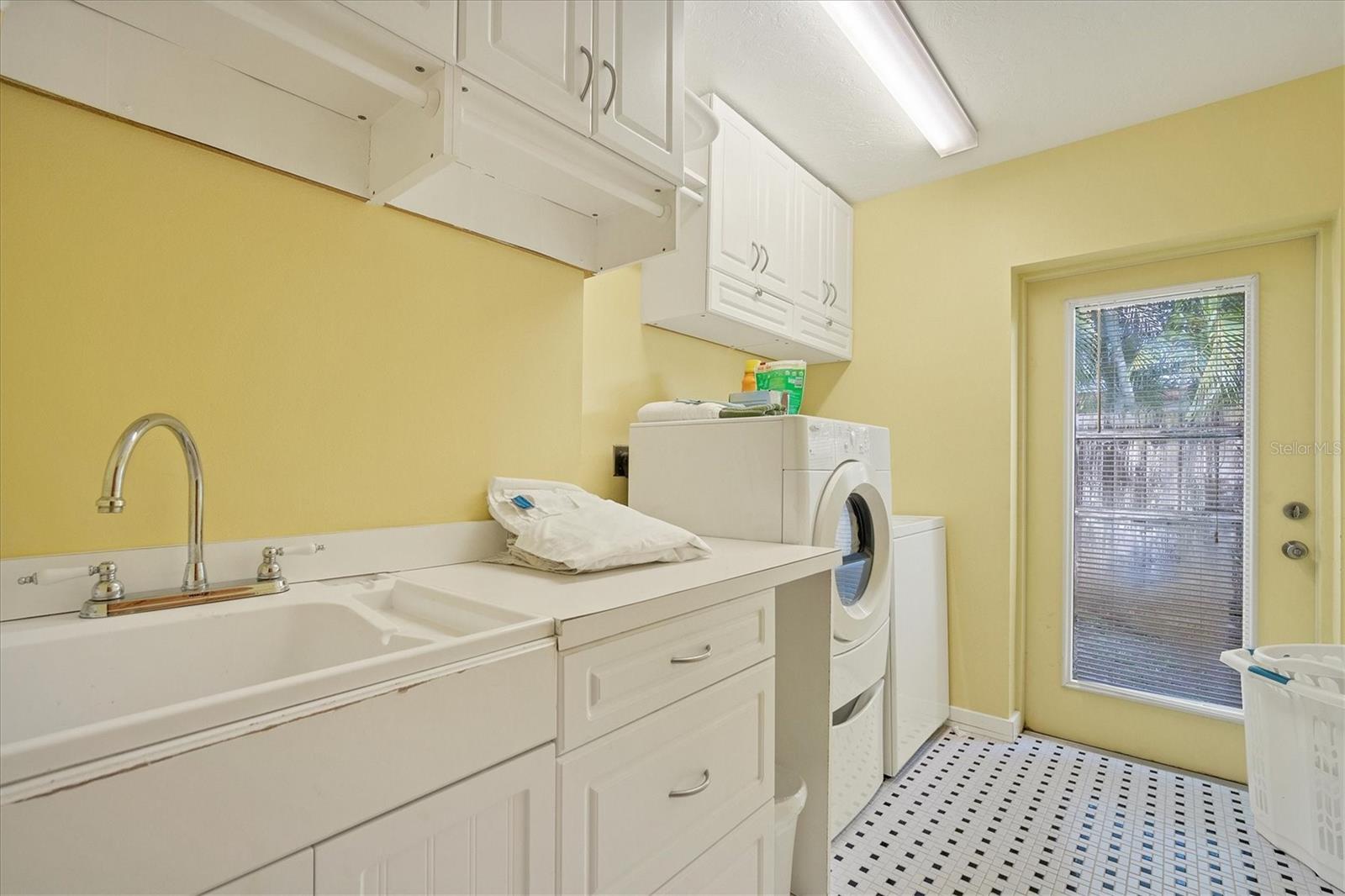 Image 27 of 45 For 416 Sunset Drive