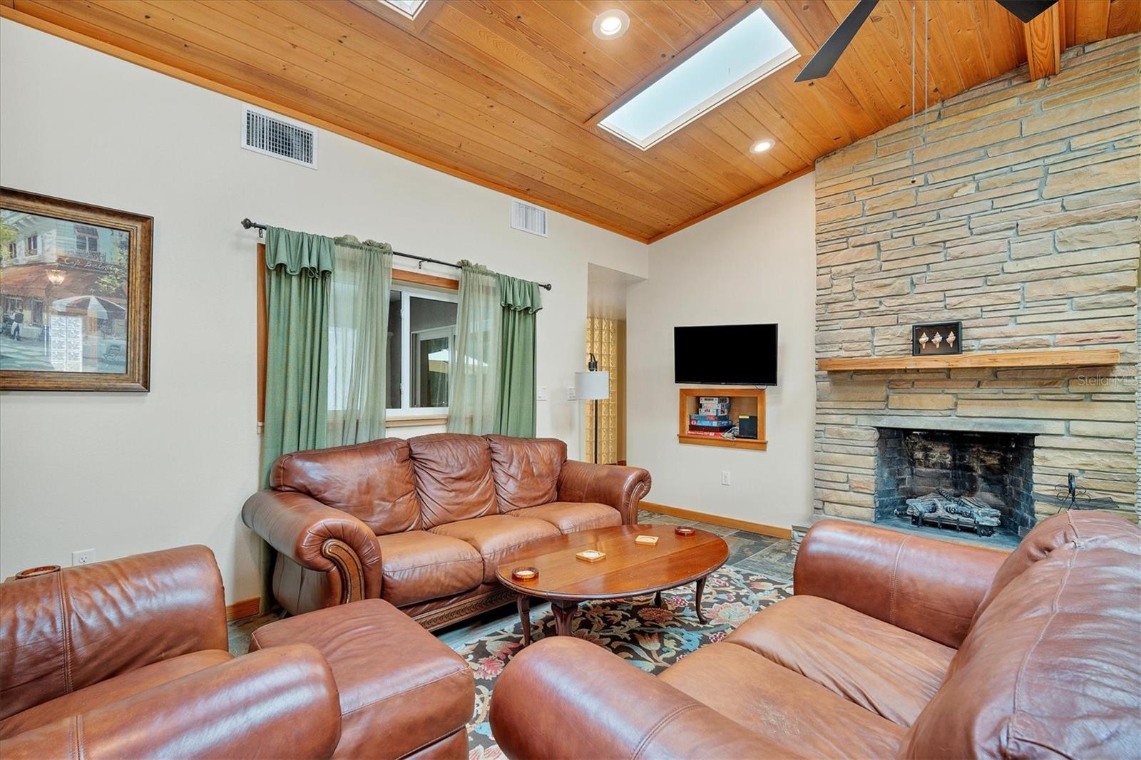 Image 7 of 45 For 416 Sunset Drive