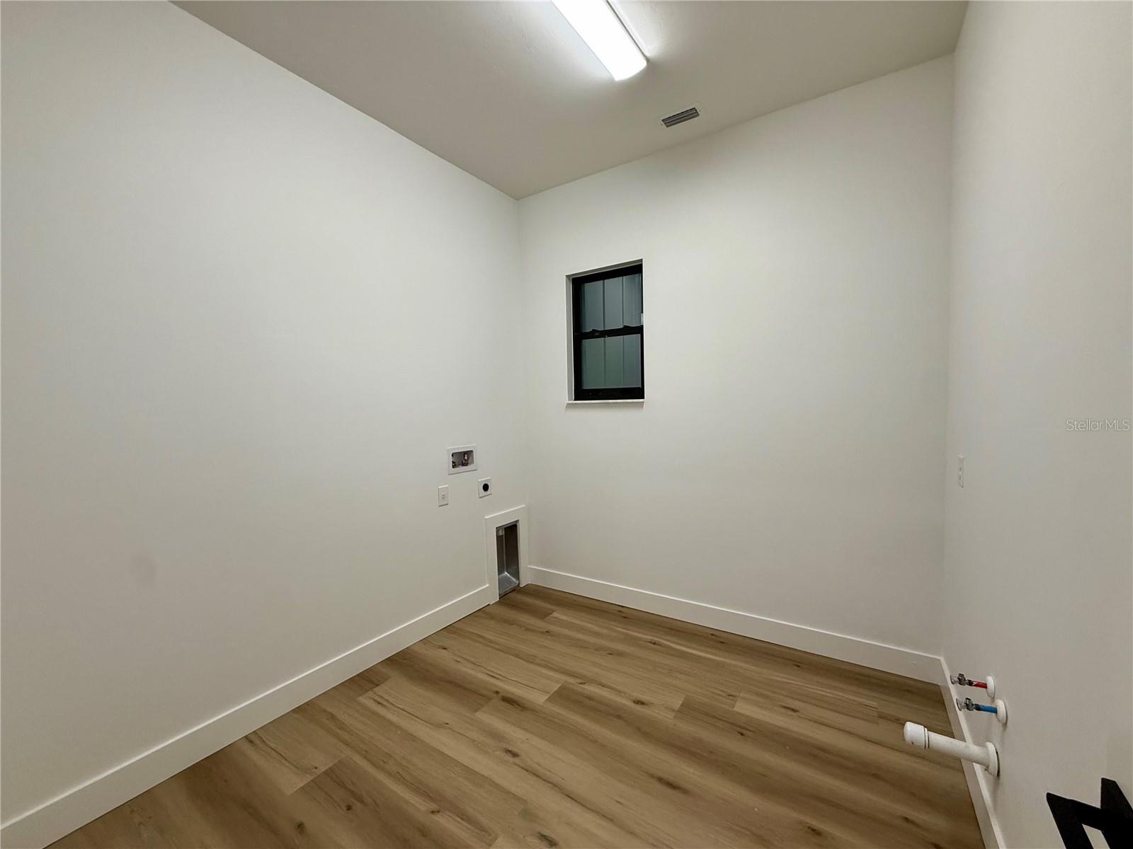 Image 24 of 50 For 520 Woodstork Lane