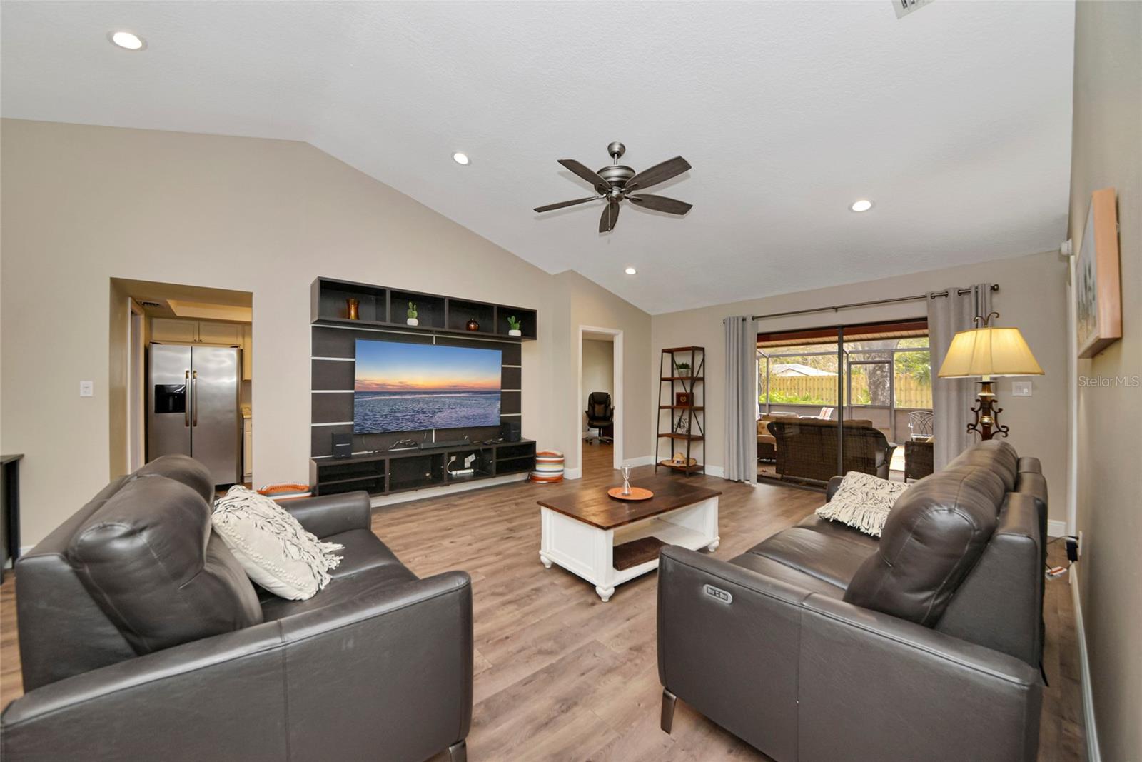 Image 10 of 51 For 4689 Oak Forest Drive E 1