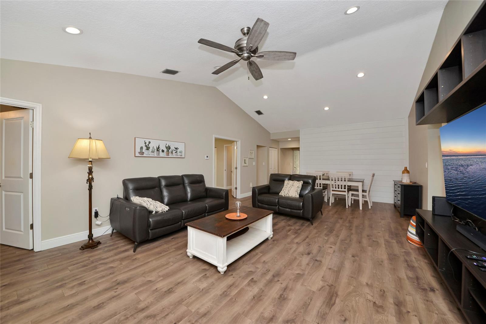 Image 11 of 51 For 4689 Oak Forest Drive E 1
