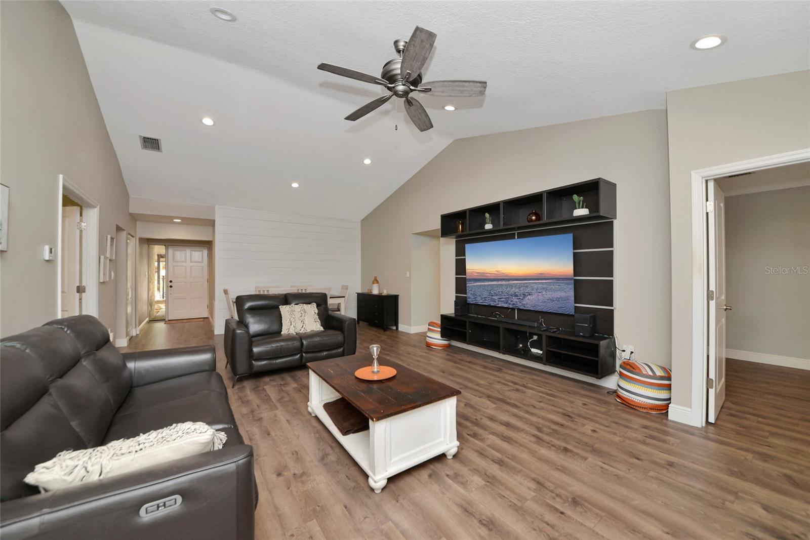 Image 13 of 51 For 4689 Oak Forest Drive E 1