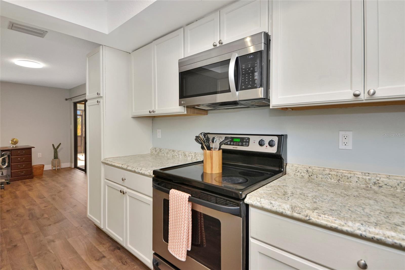 Image 17 of 51 For 4689 Oak Forest Drive E 1