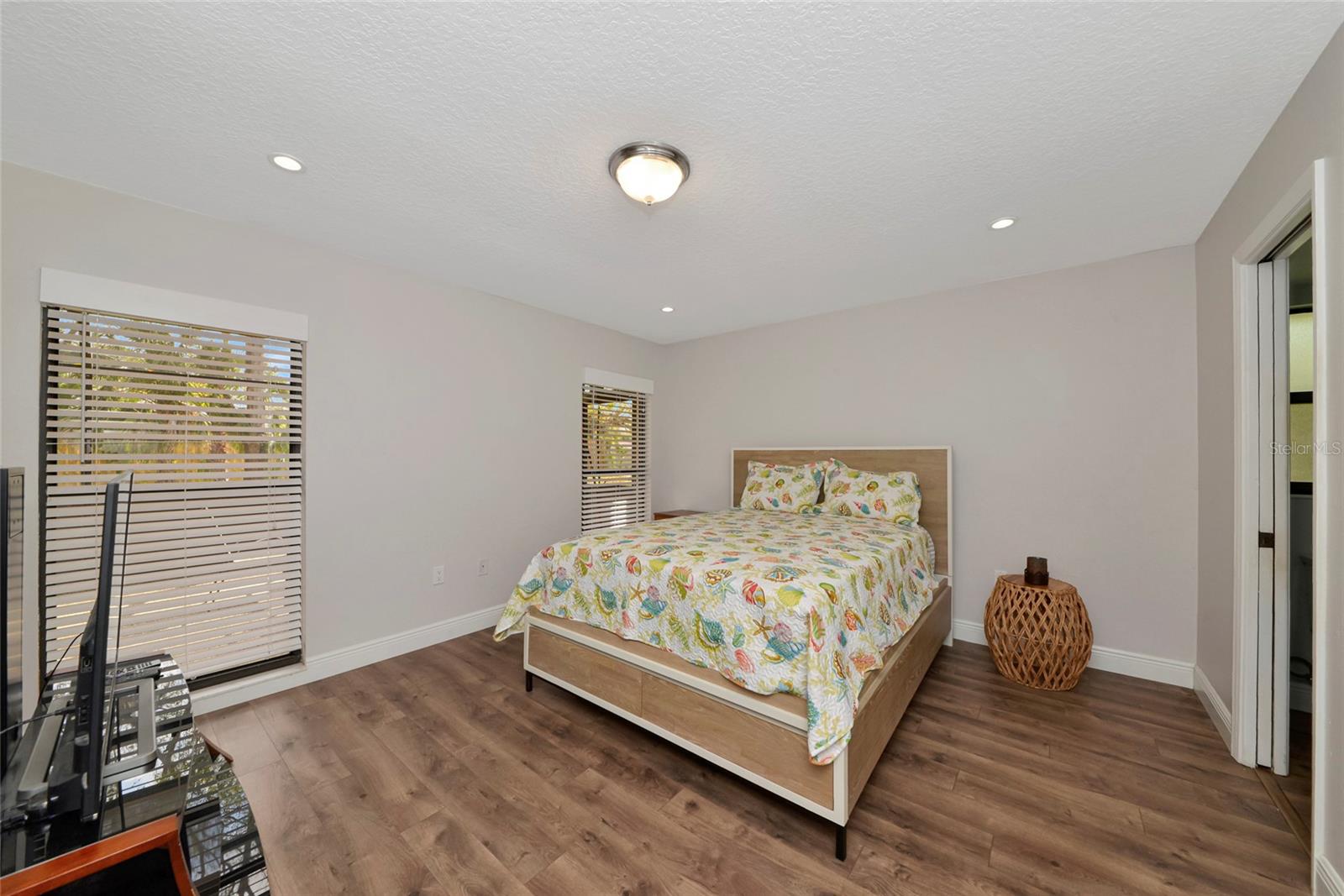 Image 20 of 51 For 4689 Oak Forest Drive E 1