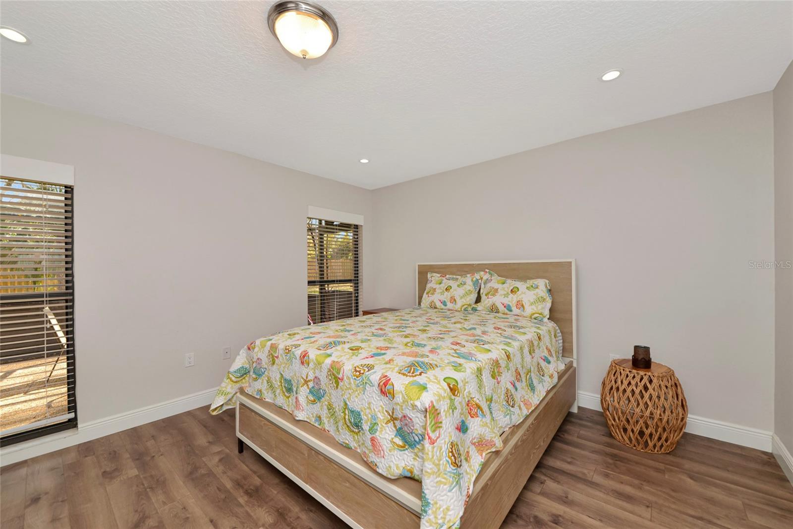 Image 21 of 51 For 4689 Oak Forest Drive E 1