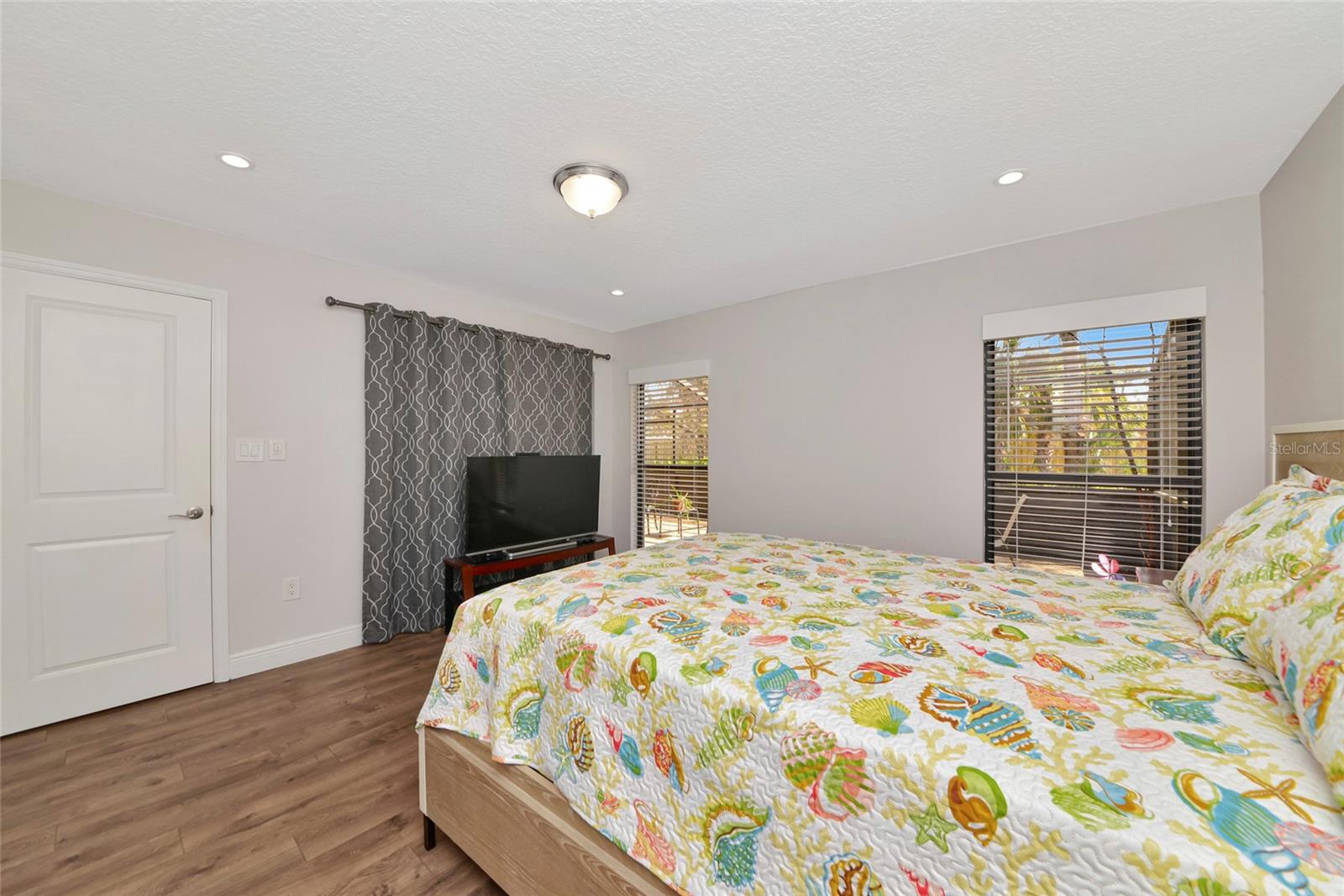 Image 22 of 51 For 4689 Oak Forest Drive E 1