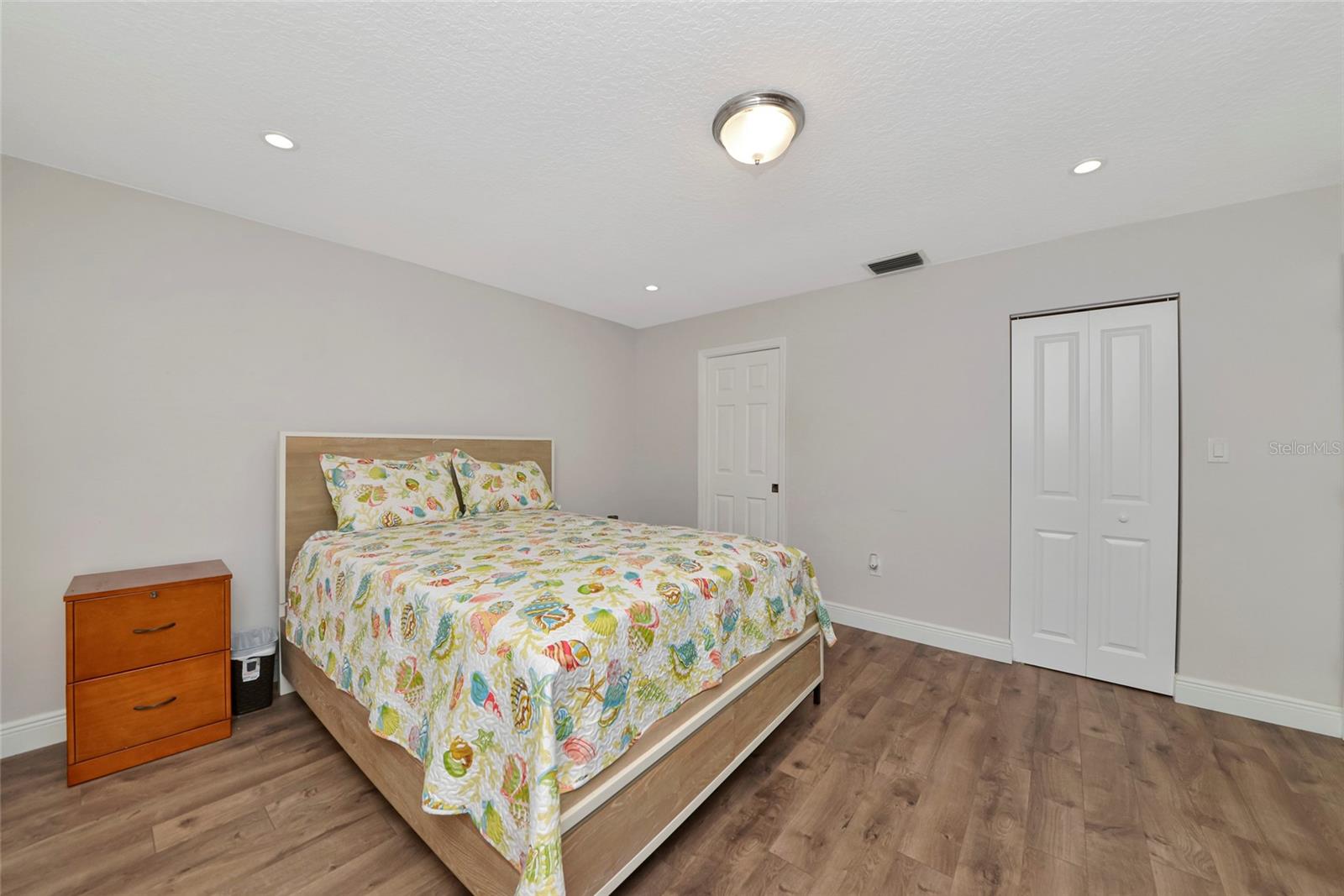 Image 23 of 51 For 4689 Oak Forest Drive E 1