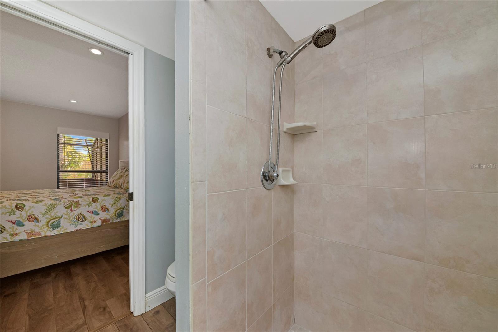 Image 26 of 51 For 4689 Oak Forest Drive E 1