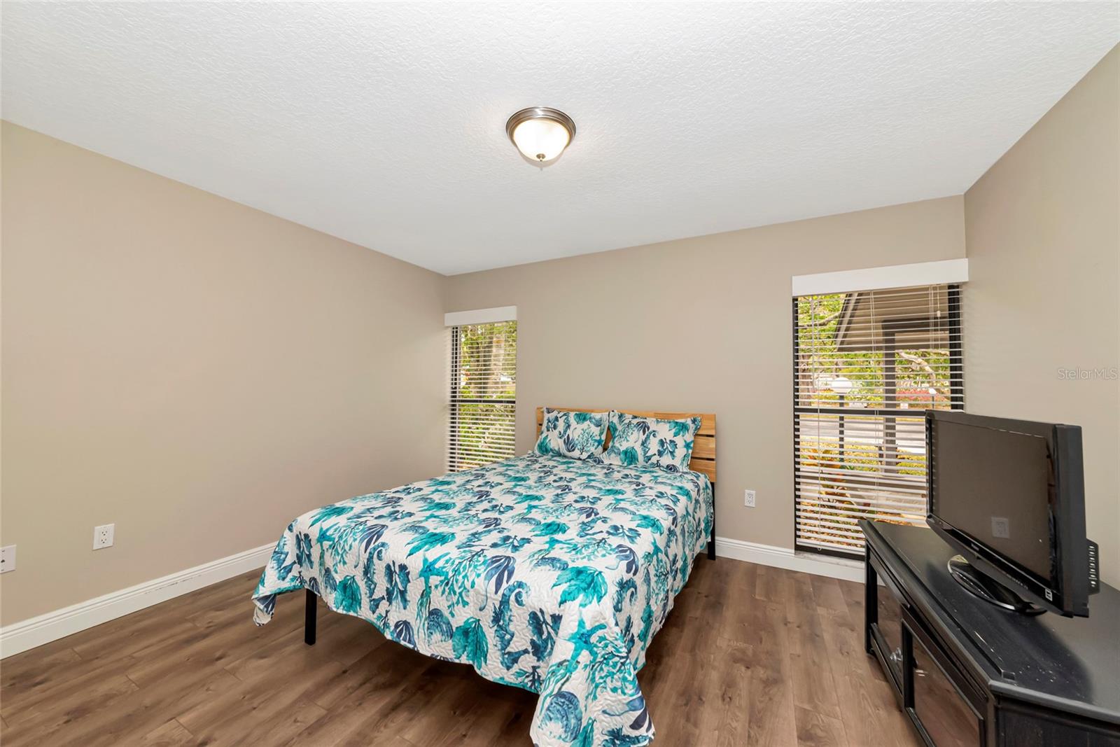 Image 27 of 51 For 4689 Oak Forest Drive E 1