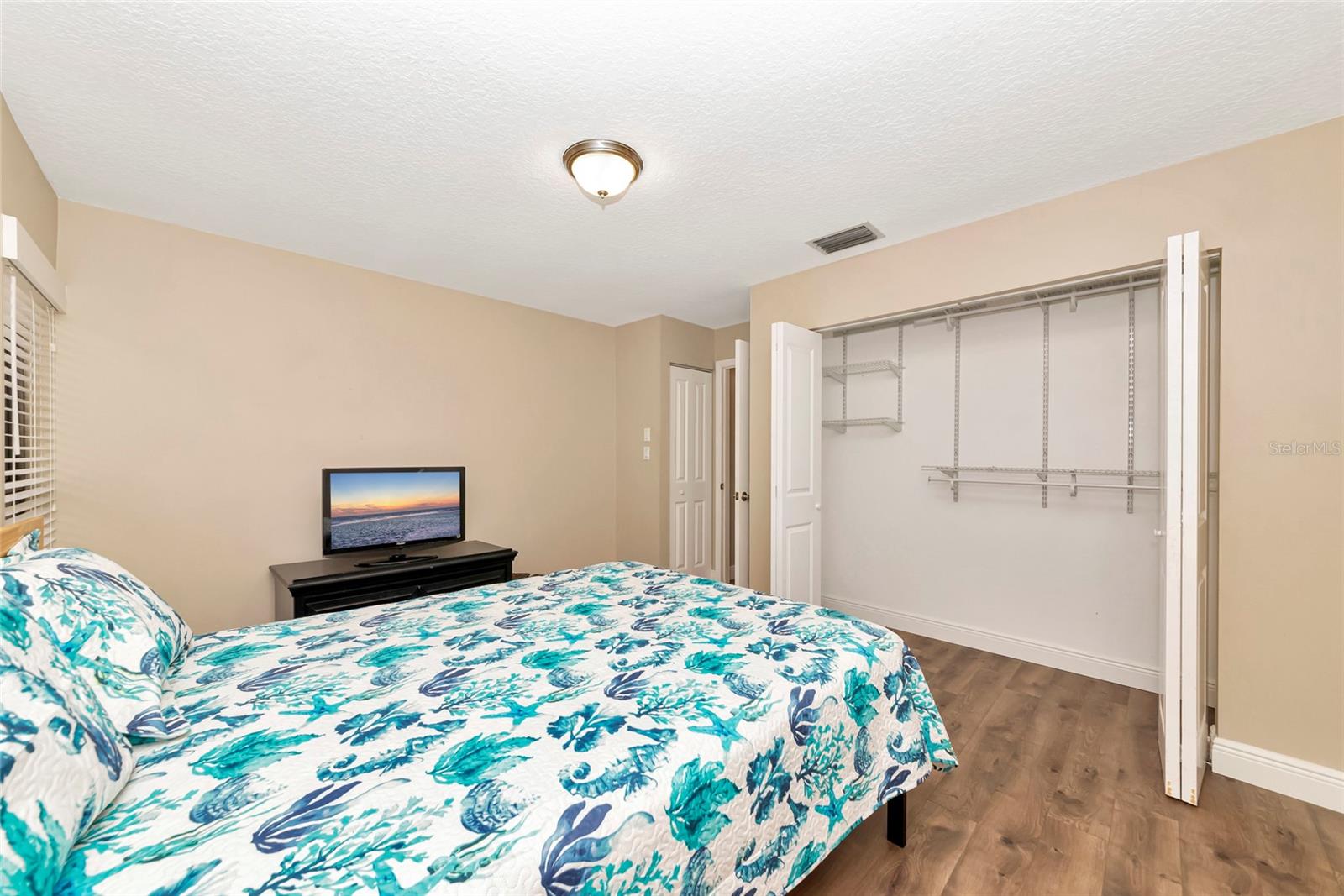 Image 28 of 51 For 4689 Oak Forest Drive E 1