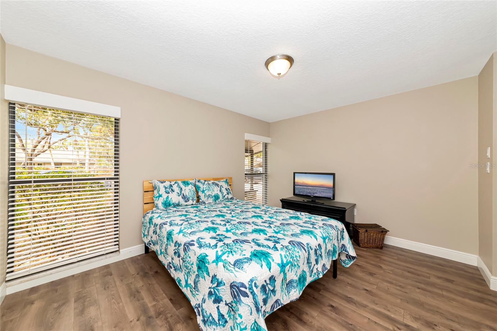 Image 29 of 51 For 4689 Oak Forest Drive E 1