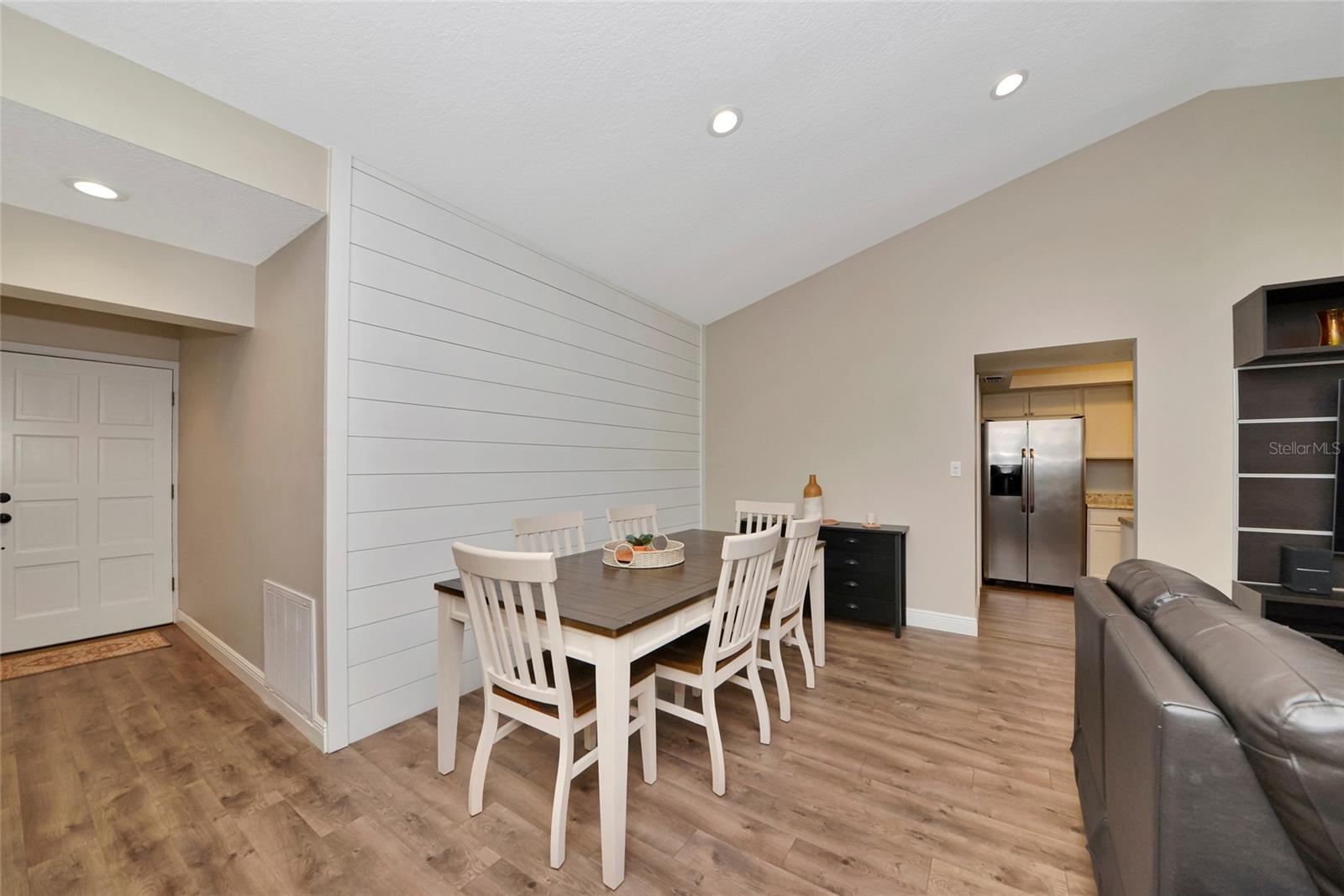 Image 5 of 51 For 4689 Oak Forest Drive E 1