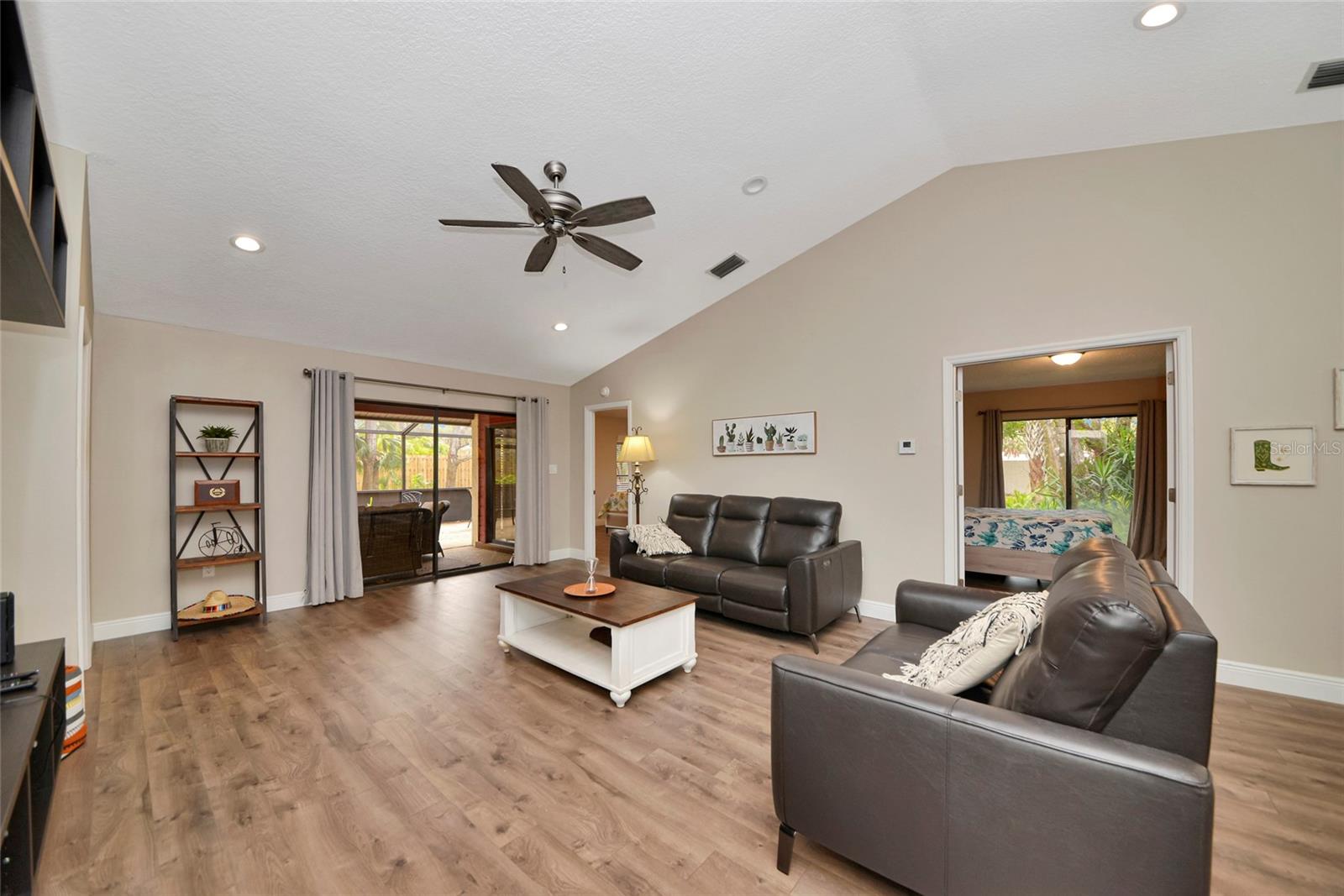 Image 7 of 51 For 4689 Oak Forest Drive E 1