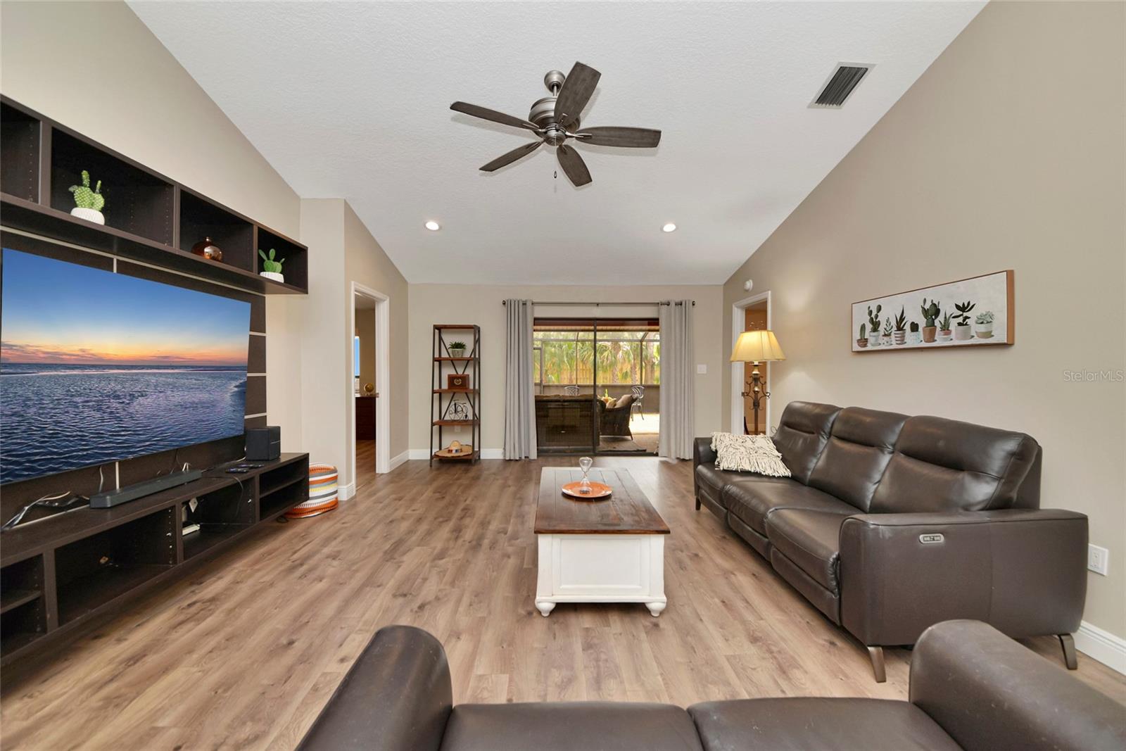 Image 8 of 51 For 4689 Oak Forest Drive E 1