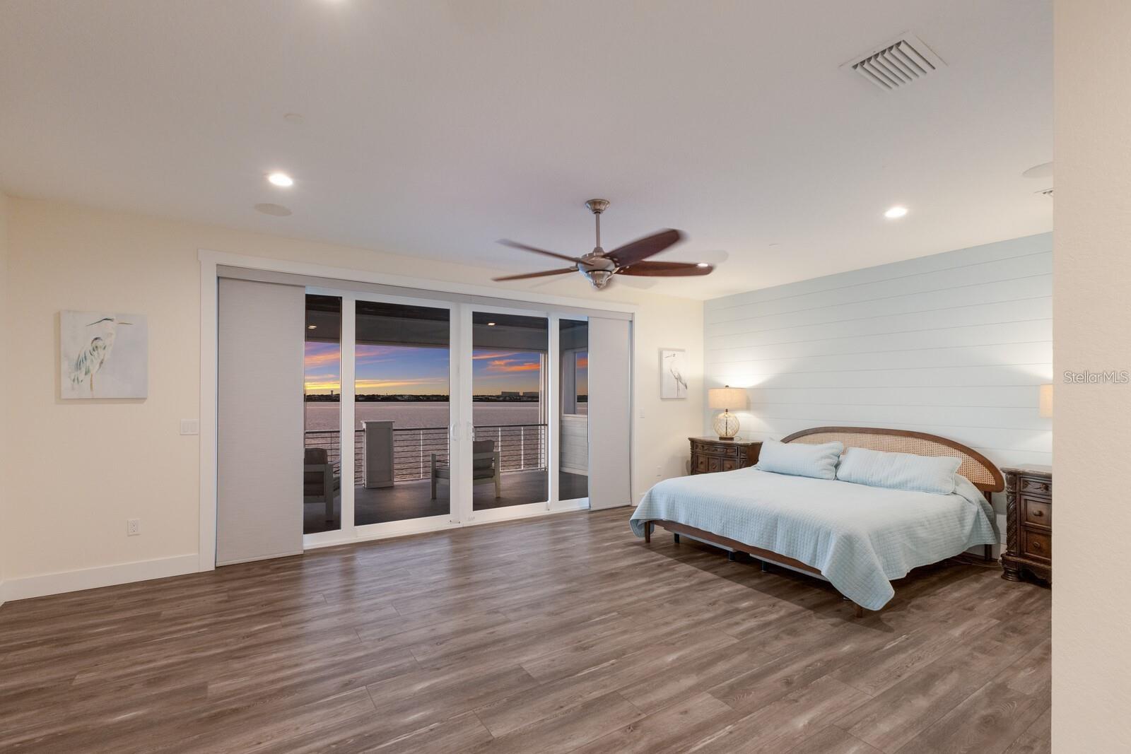 Image 49 of 76 For 208 22nd Street Court Ne