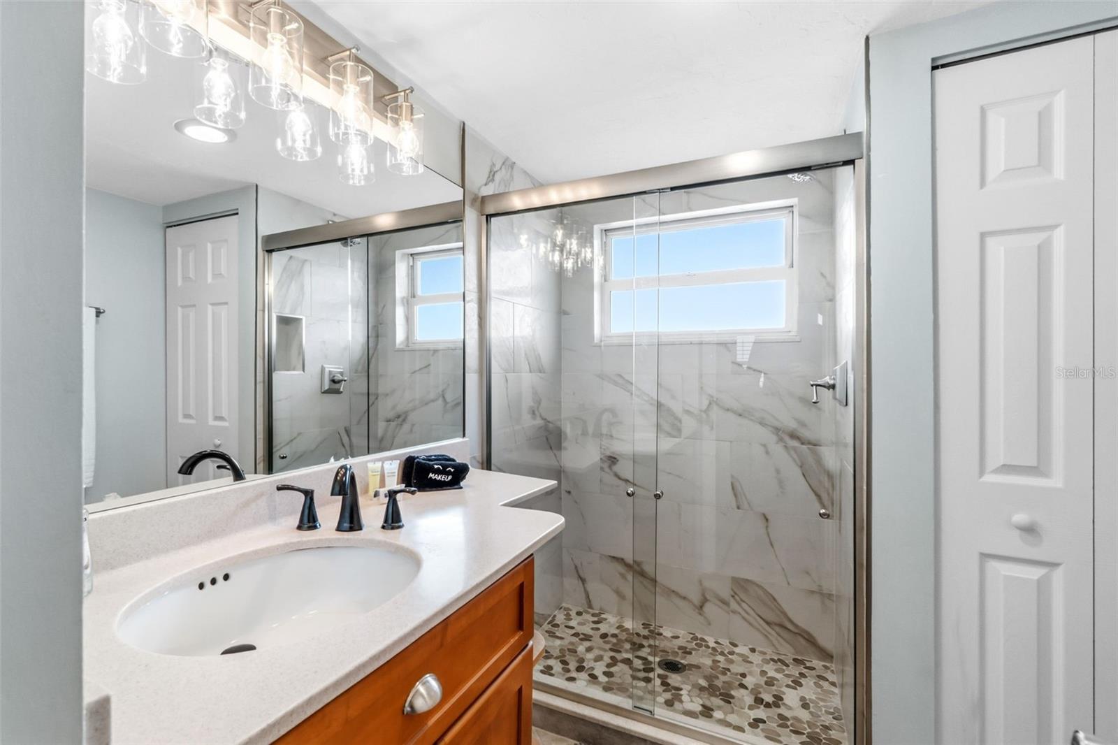 Image 33 of 49 For 6300 Midnight Pass Road 708