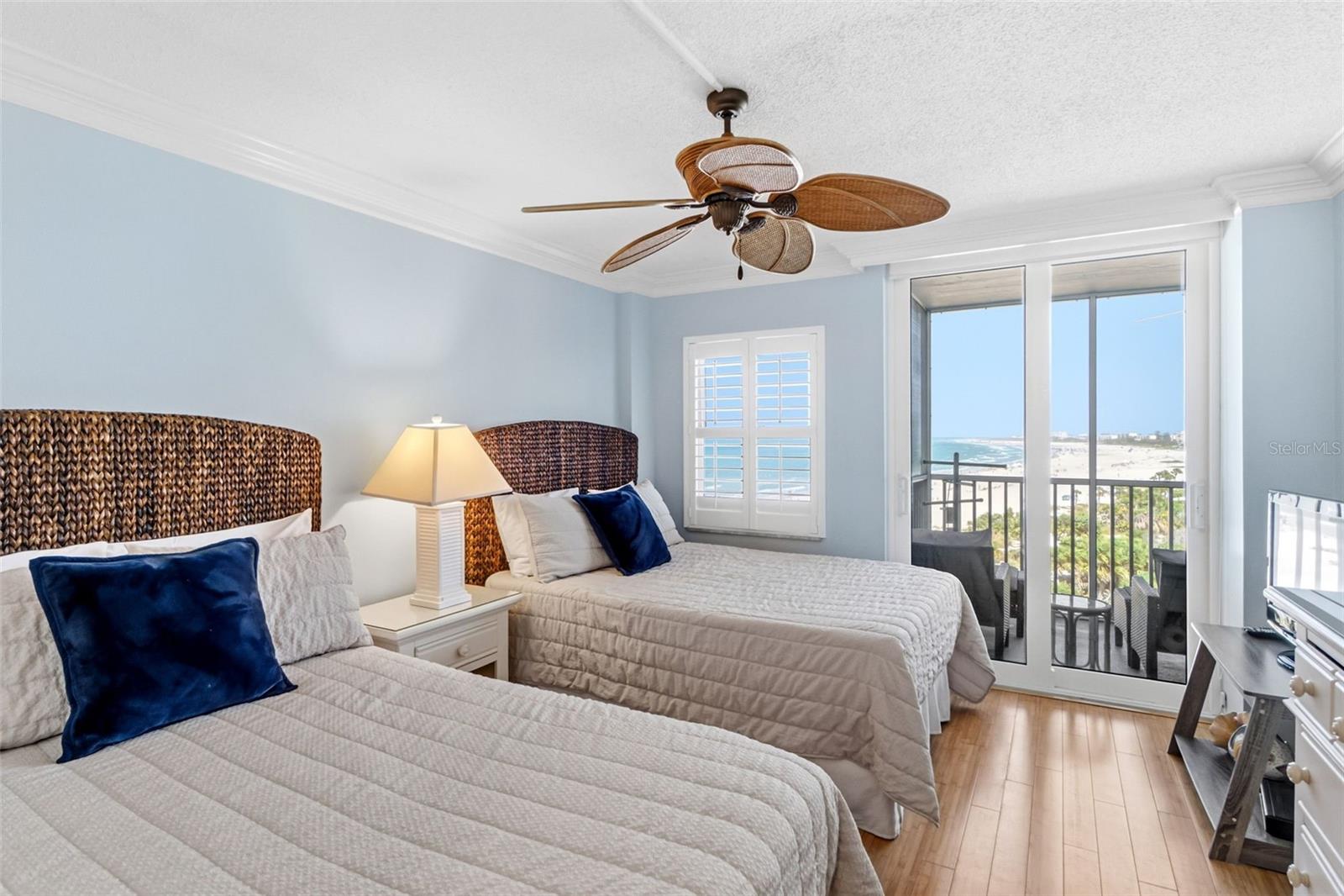 Image 37 of 49 For 6300 Midnight Pass Road 708