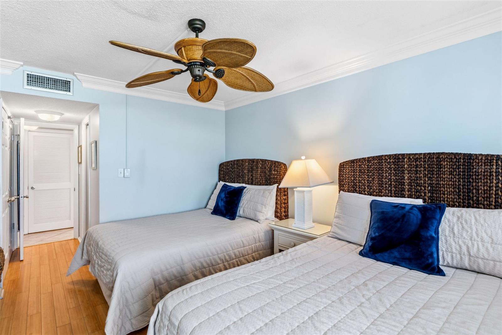 Image 39 of 49 For 6300 Midnight Pass Road 708