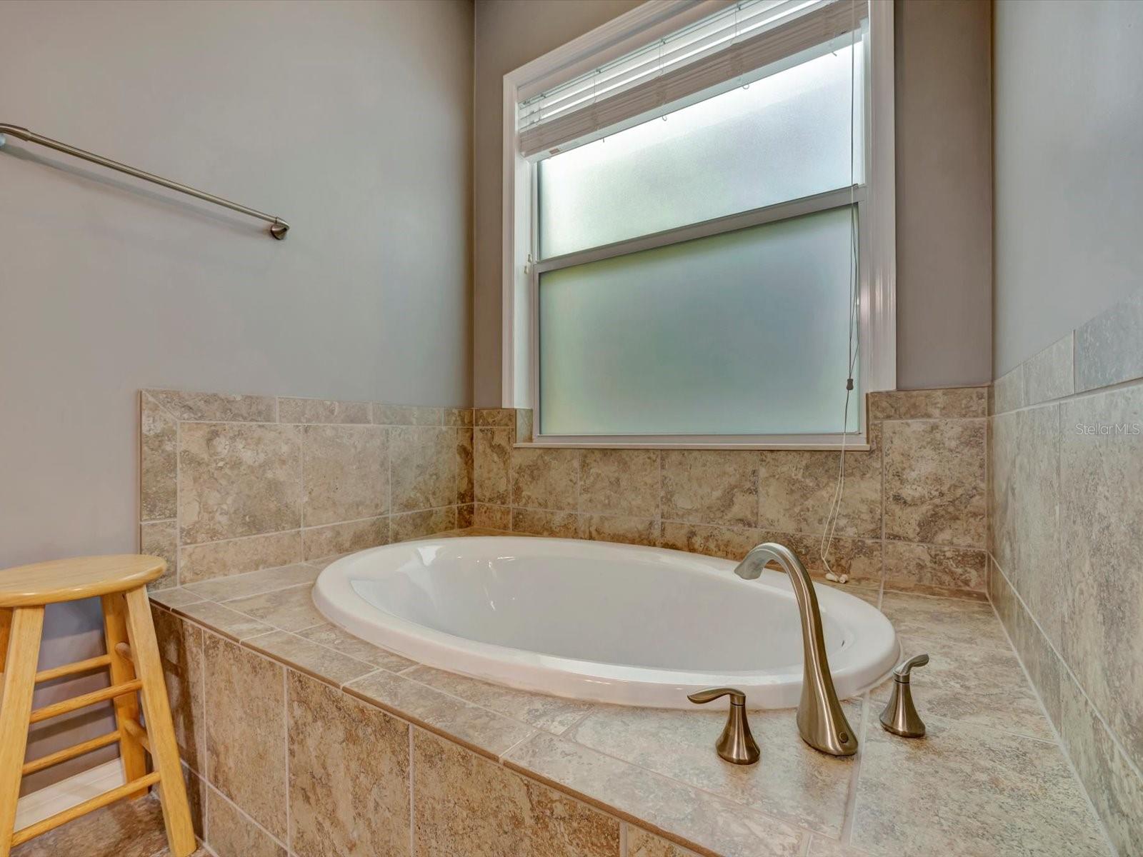 Image 28 of 51 For 5009 Lake Overlook Avenue