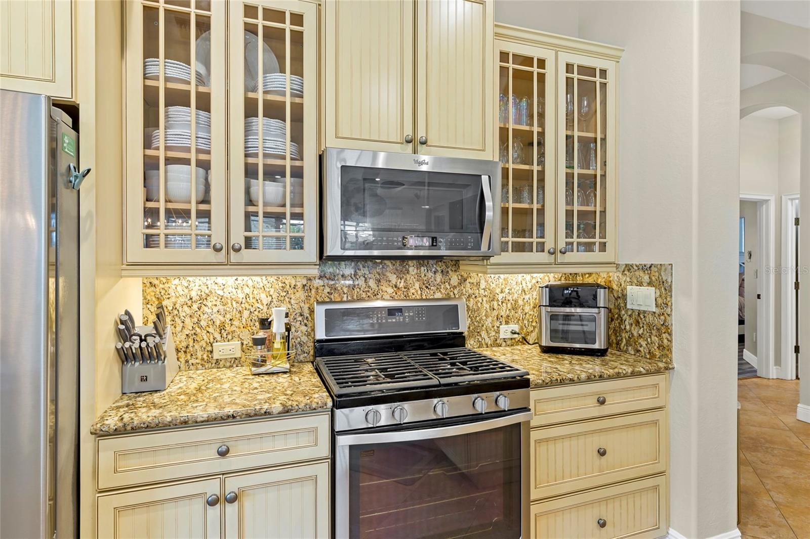 Listing photo id 2 for 922 Preservation Street