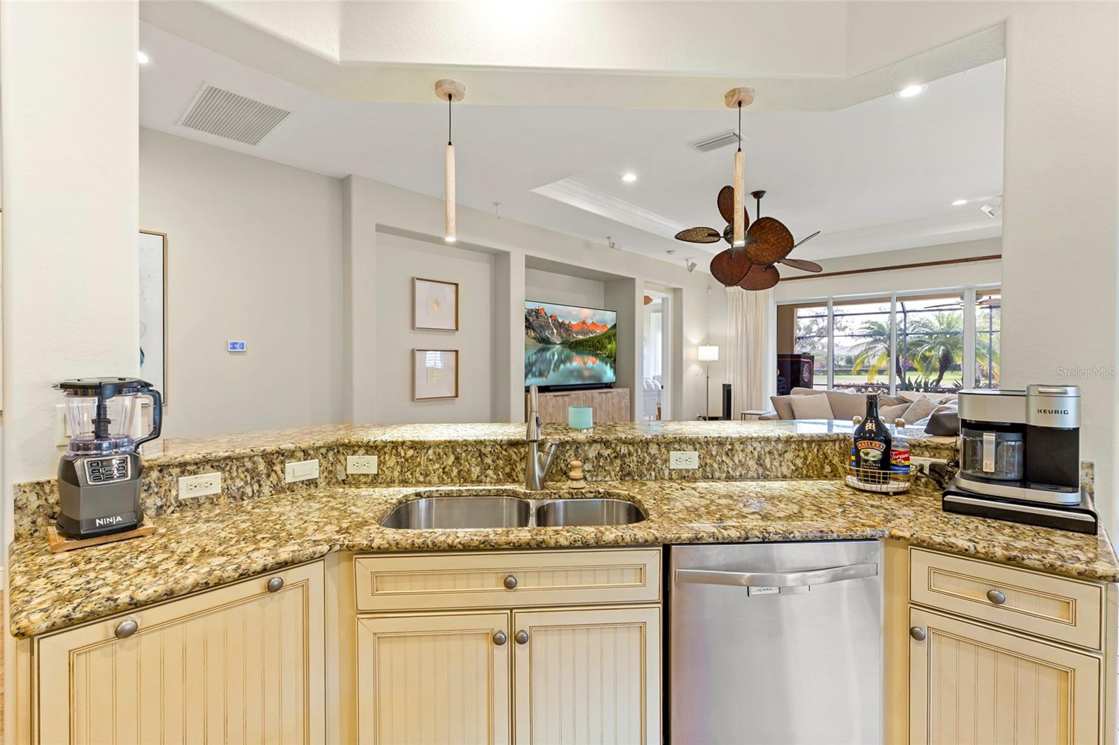 Listing photo id 3 for 922 Preservation Street