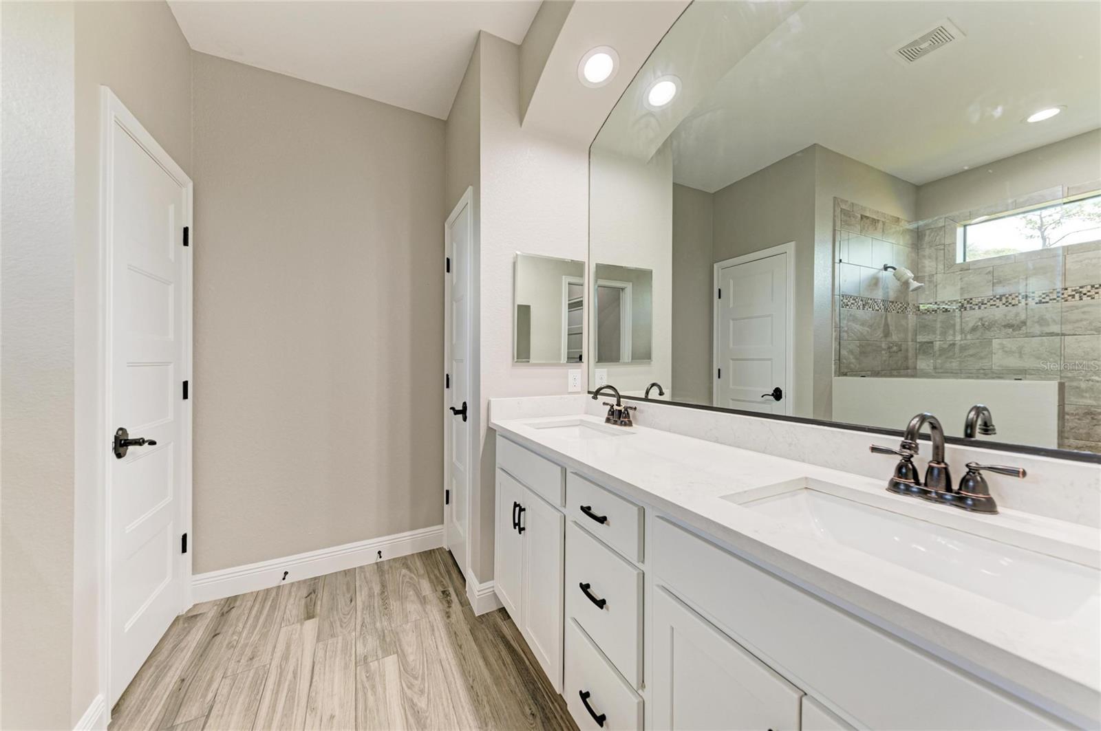 Image 21 of 37 For 105 Cabana Way