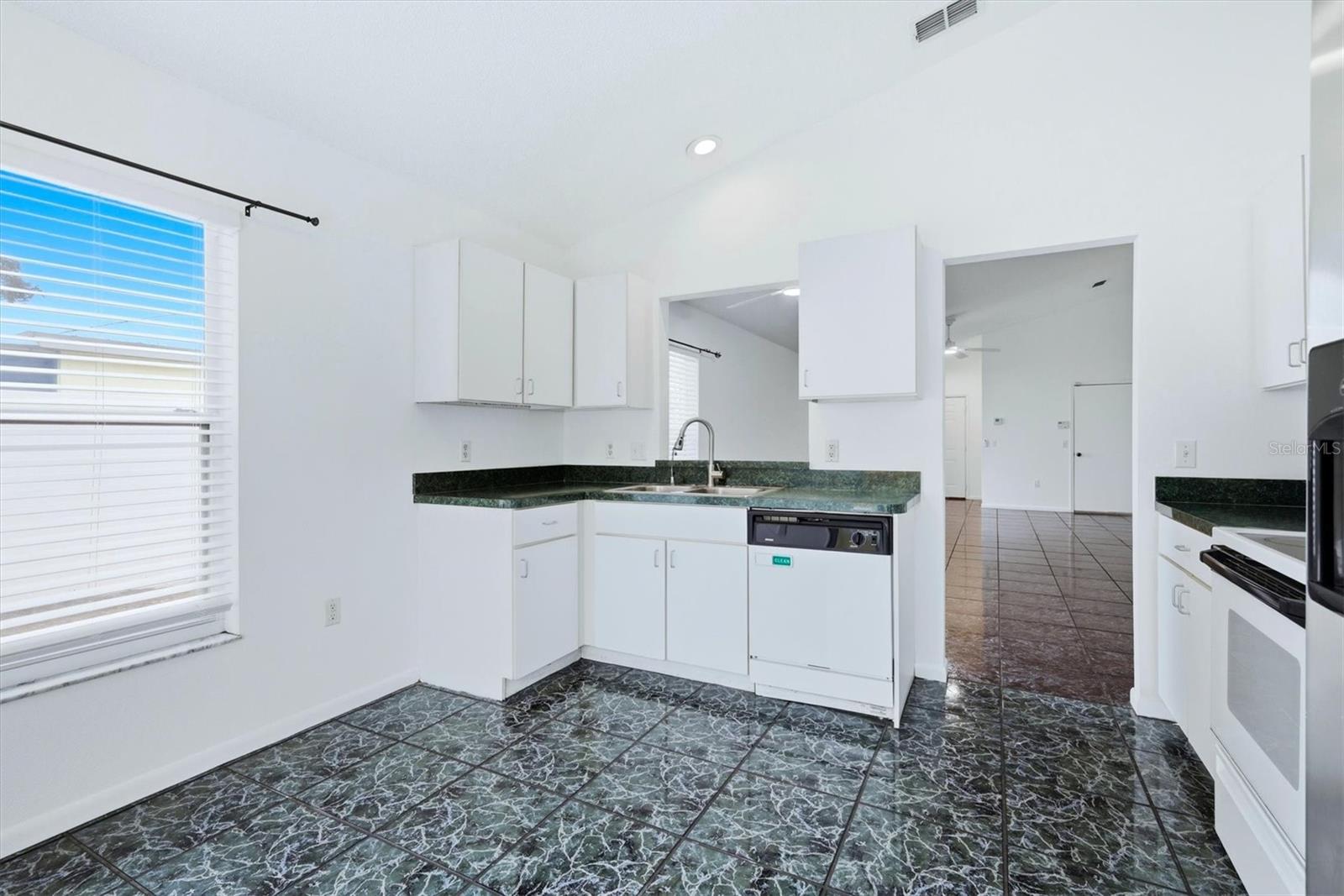 Image 16 of 36 For 1077 Jefferson Avenue