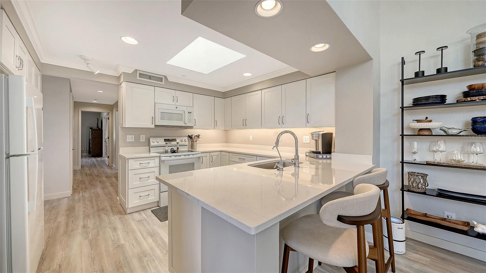 Image 15 of 44 For 2000 Harbourside Drive 1501