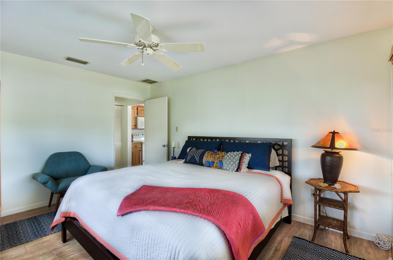 Image 21 of 61 For 608 Gladstone Lane