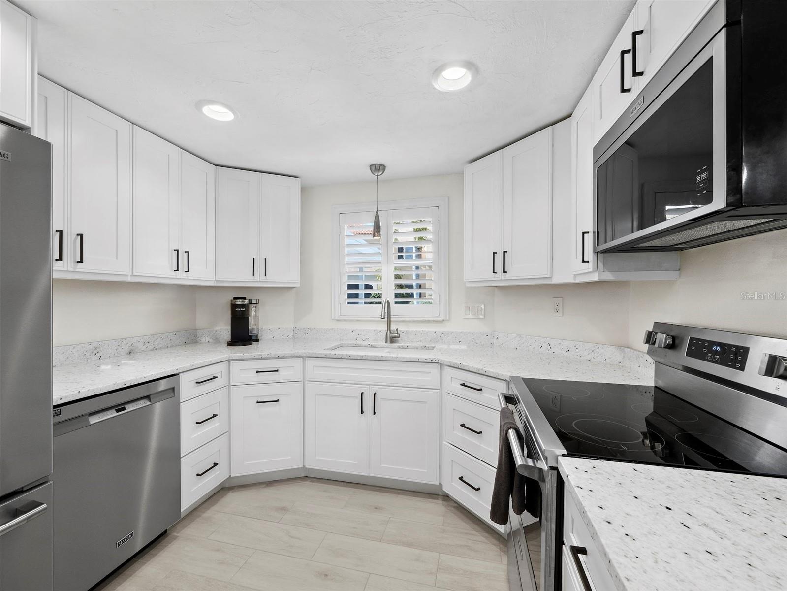 Image 12 of 43 For 726 Jungle Queen Way