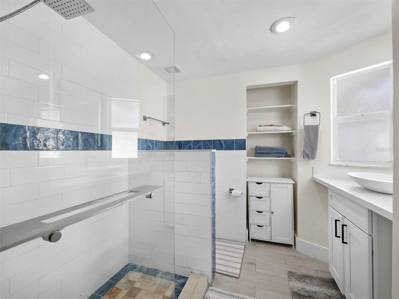 Image 24 of 43 For 726 Jungle Queen Way