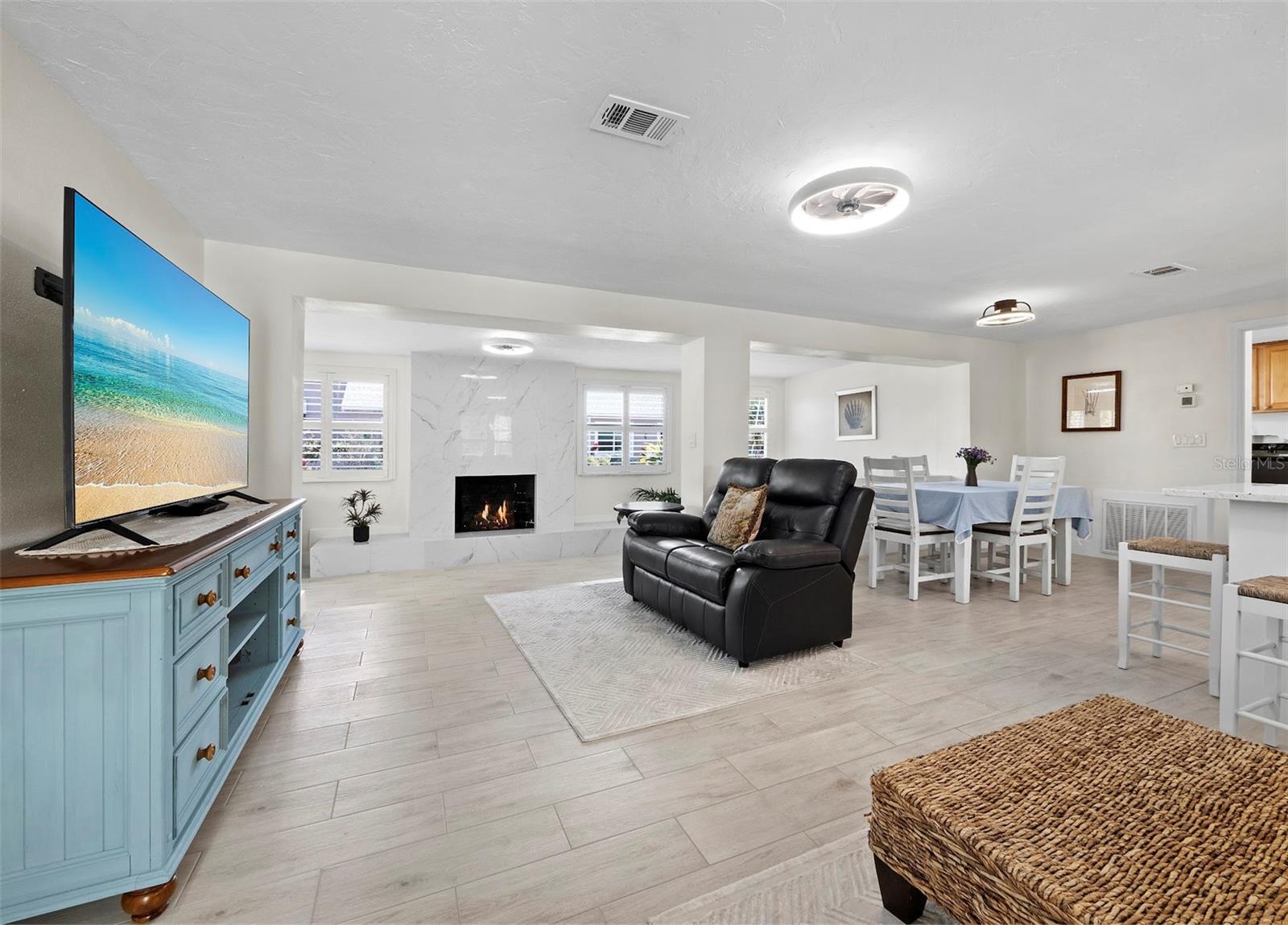 Image 4 of 43 For 726 Jungle Queen Way