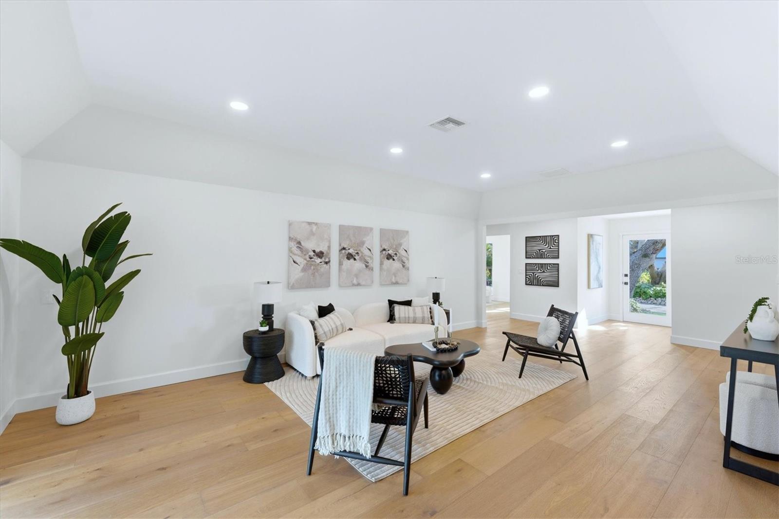 Listing photo id 11 for 700 Tropical Circle