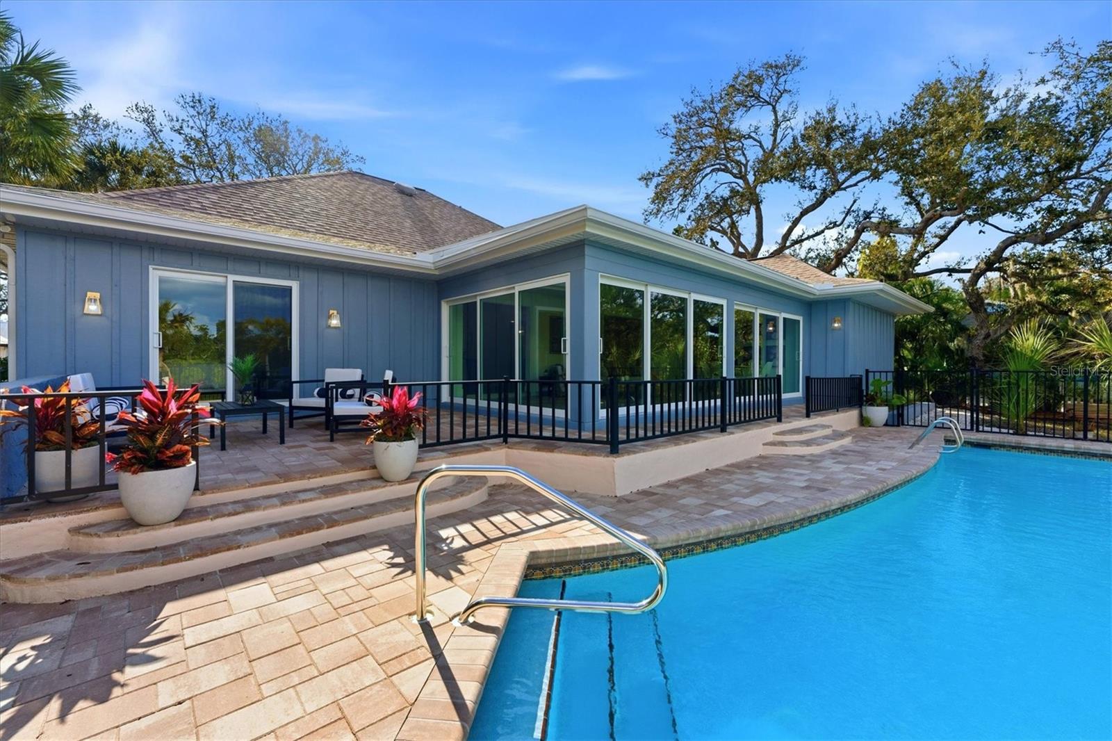 Listing photo id 0 for 700 Tropical Circle